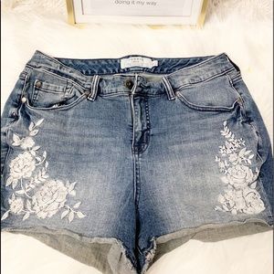 Torrid 🔥Cut off Rose embroidered denim shorts